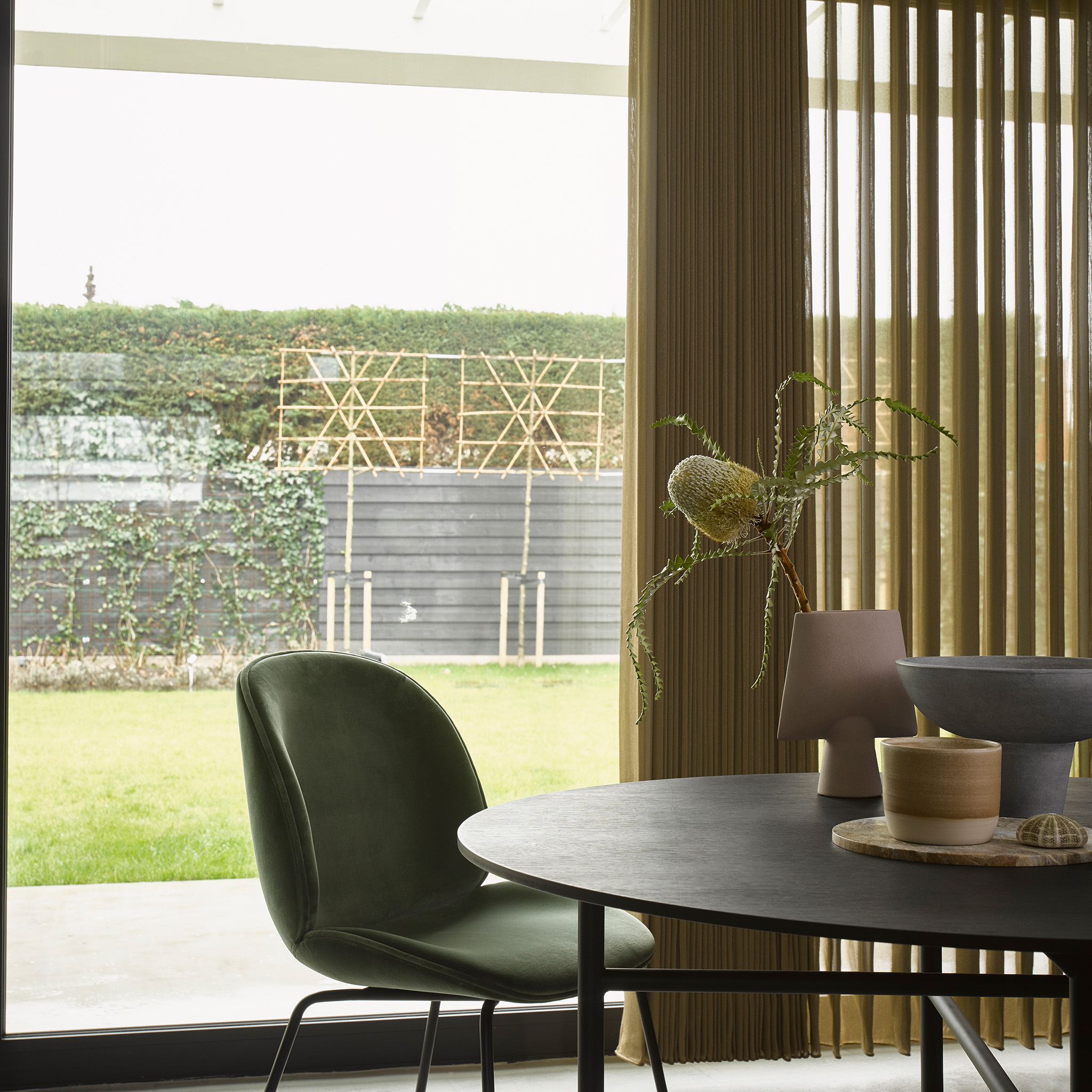 Gordijnen_Versus_inbetween_florie_mosterd_halfopen_2048x2048-1