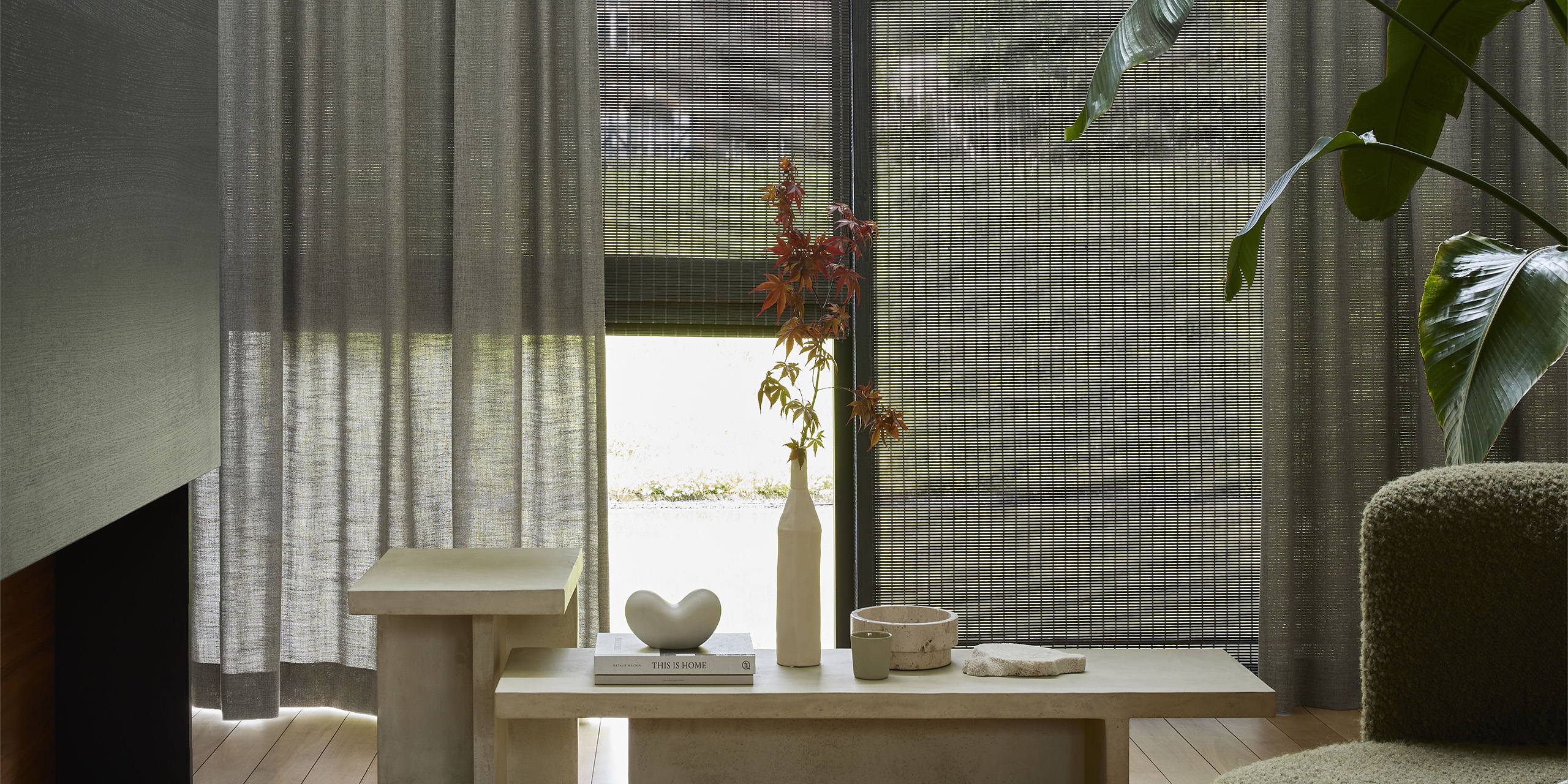 Vouwgordijn_Azibi_Inbetween_Vik_groene_woonkamer_2560x1280