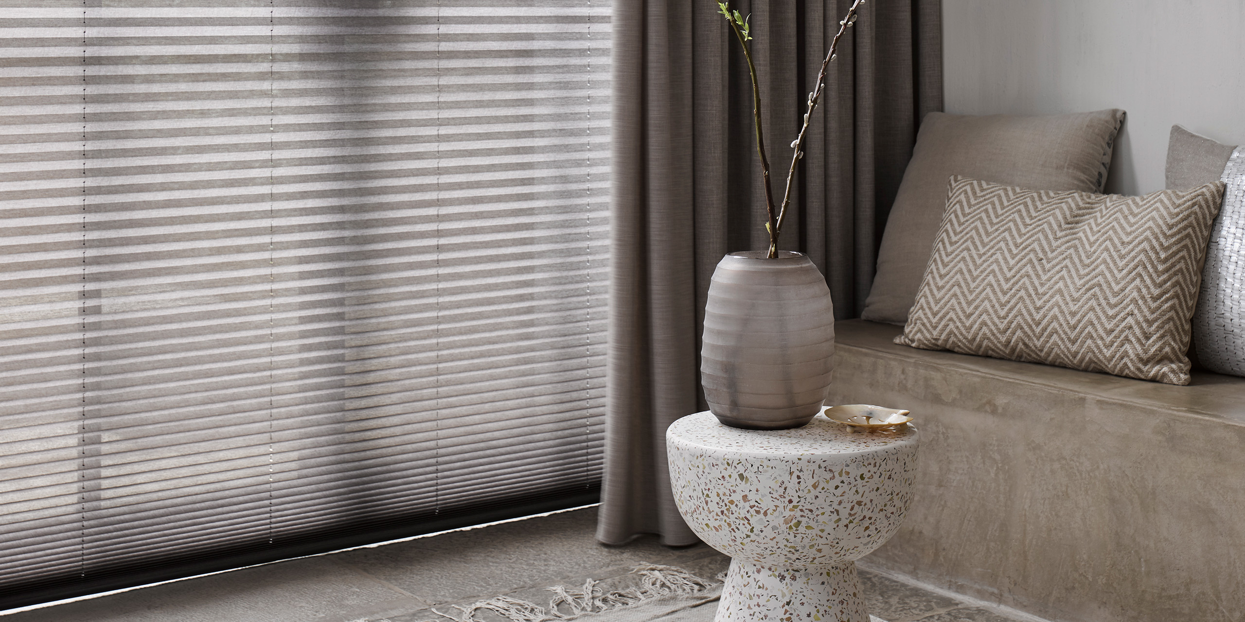 Plissegordijnen_Plisse_lichtdoorlatend_woonkamer_cosa_onder_2560x1280