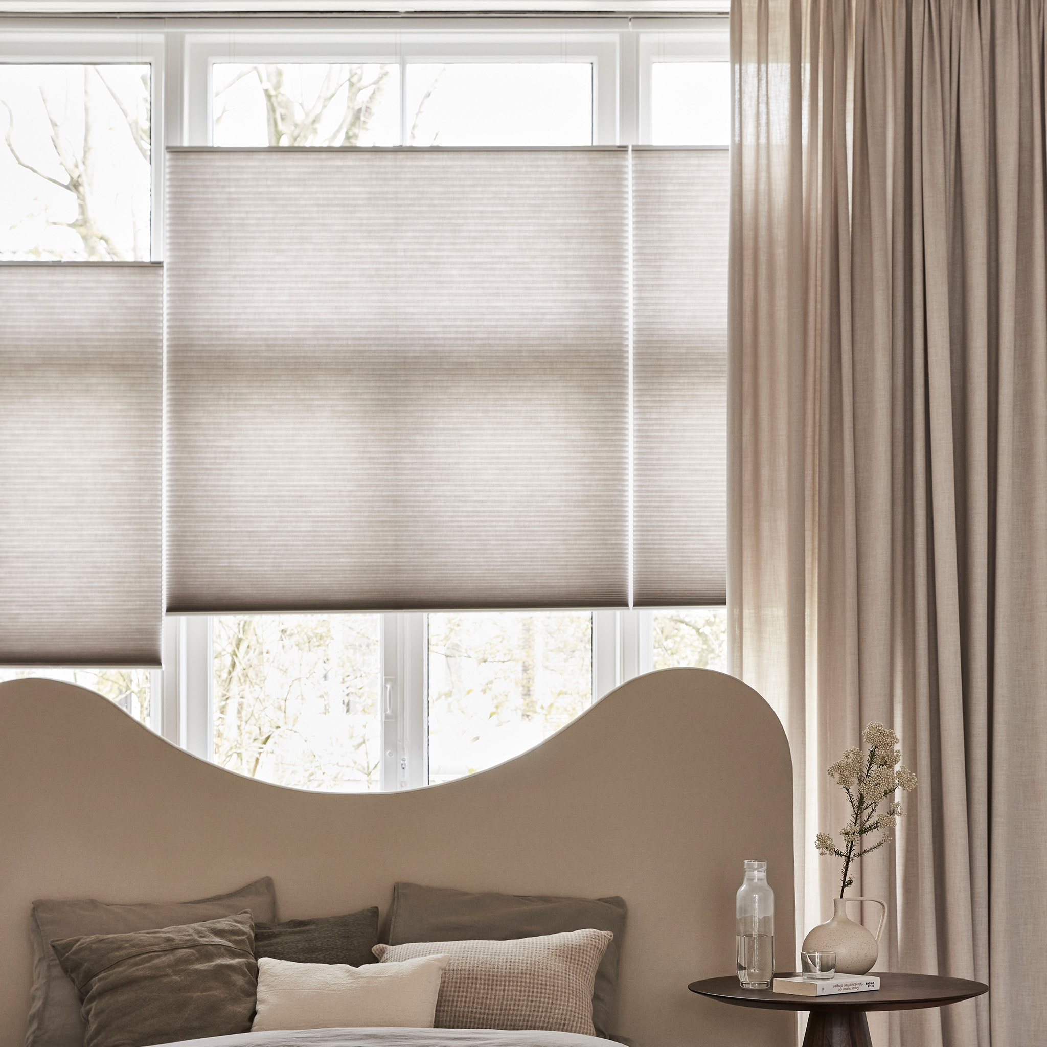 Plissegordijnen_IsoPlisse_lichtdoorlatend_slaapkamer_2048x2048