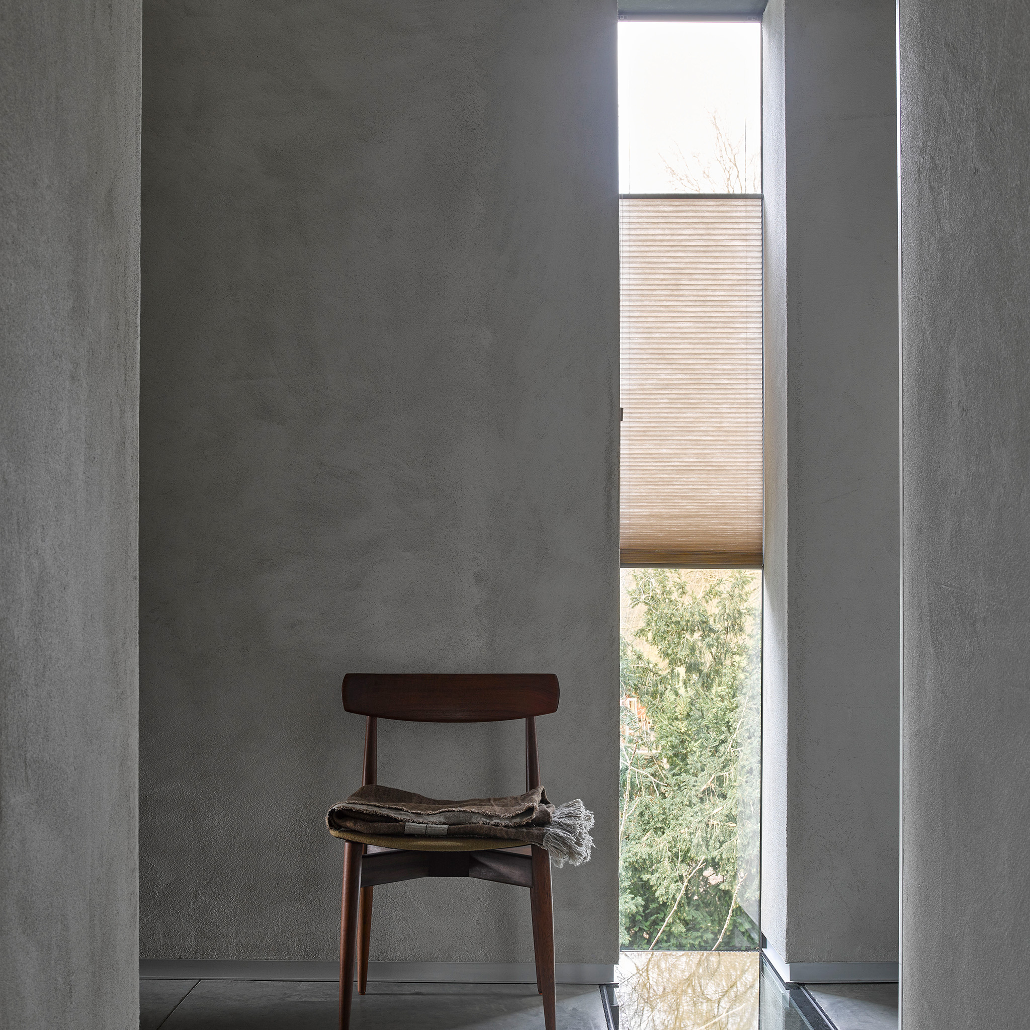 Plissegordijnen_IsoPlisse_lichtdoorlatend_smal_raam_eenderde_2048x2048