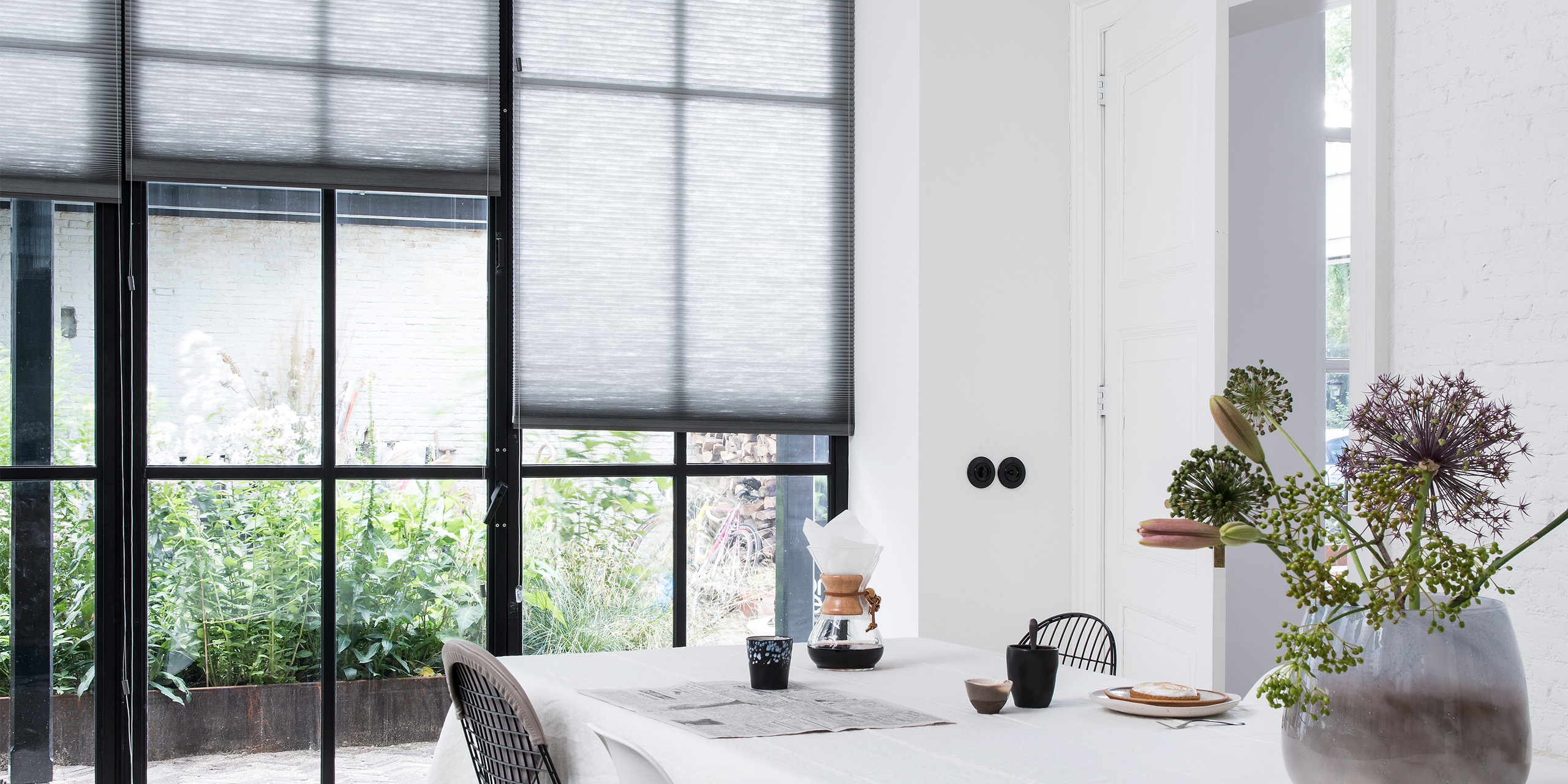 Plissegordijnen_IsoPlisse_lichtdoorlatend_eetkamer_lichtgrijs_2560x1280