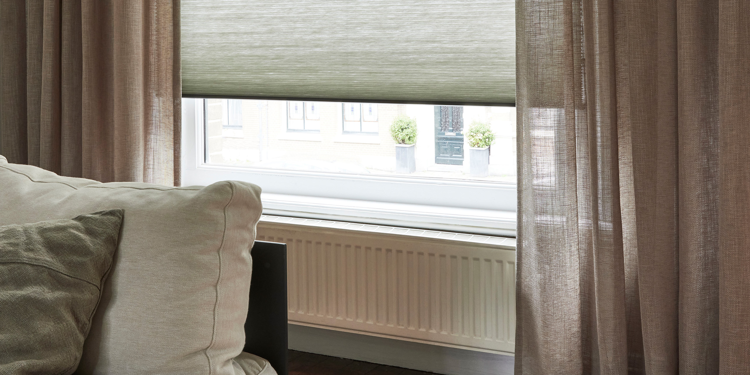 Plissegordijnen_IsoPlisse_lichtdoorlatend_gordijn_Vik_closeup_2560x1280
