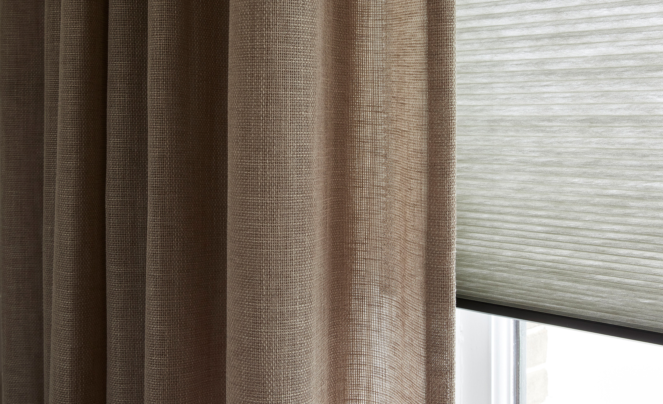 Plissegordijnen_IsoPlisse_lichtdoorlatend_gordijn_Vik_detail_2560x1560