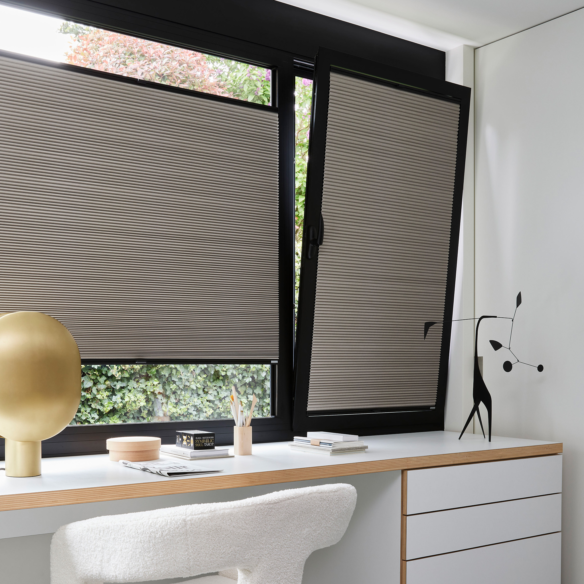 Plissegordijnen_Isoplisse_verduisterend_easyclick_links_half_open_gekanteld_2048x2048