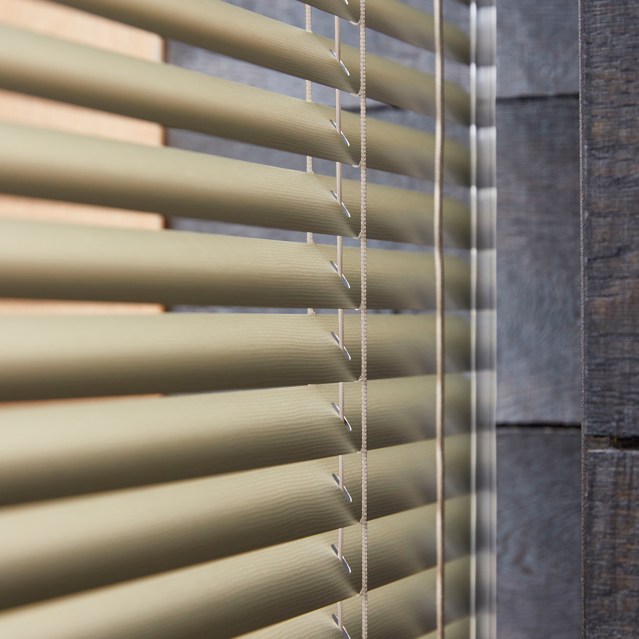 Jaloezieen_aluminium_beige-grijs_detail_2048x2048