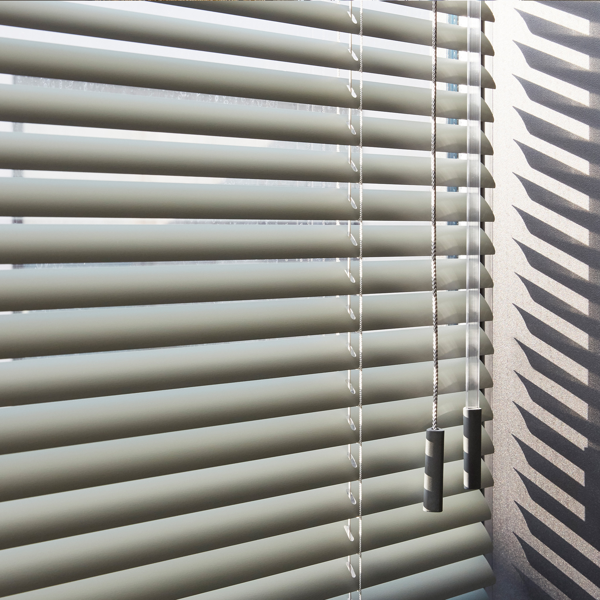 Jaloezieen_aluminium_gebroken_wit_schaduw_2048x2048
