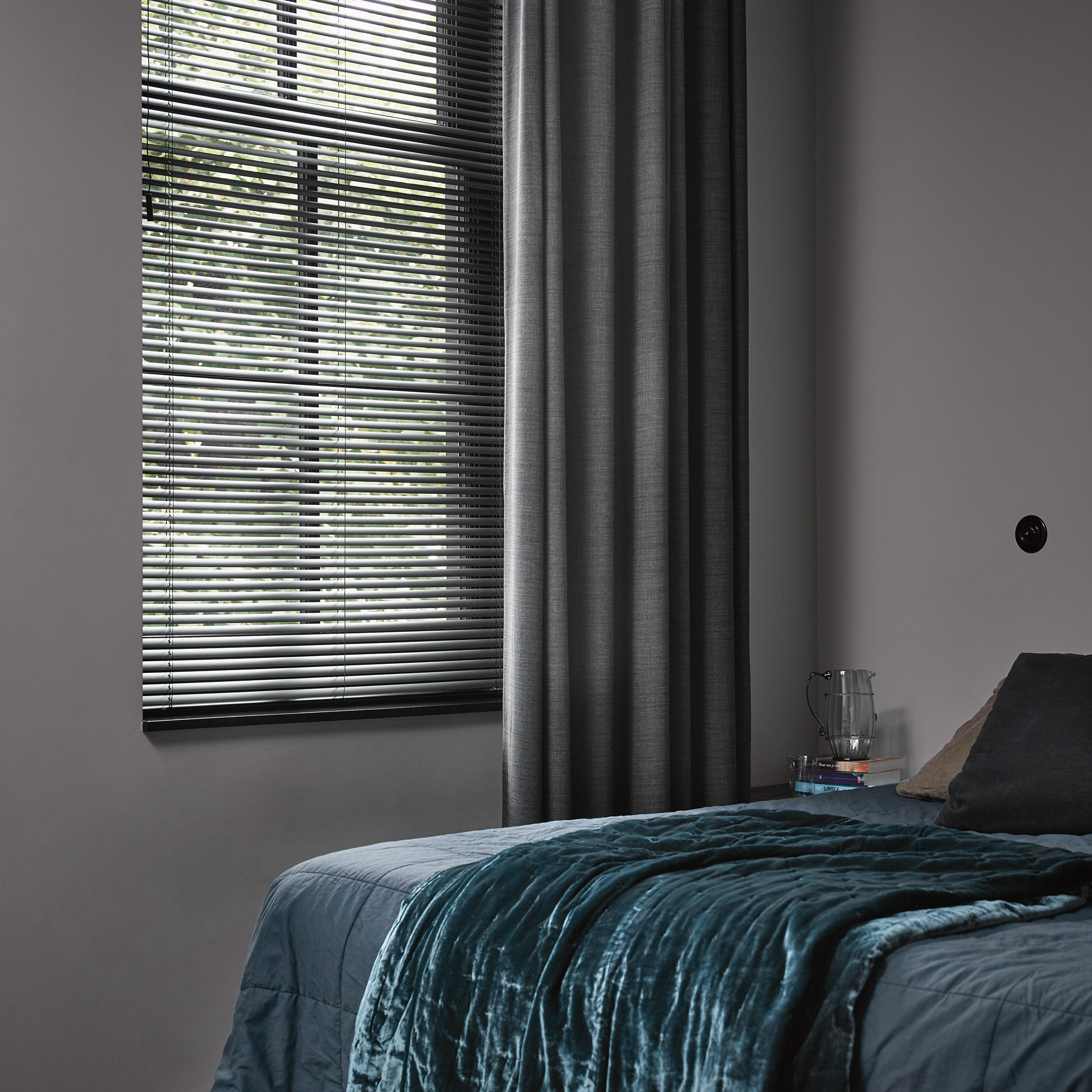 Jaloezieen_aluminium_zwart_blauw_bed_2048x2048