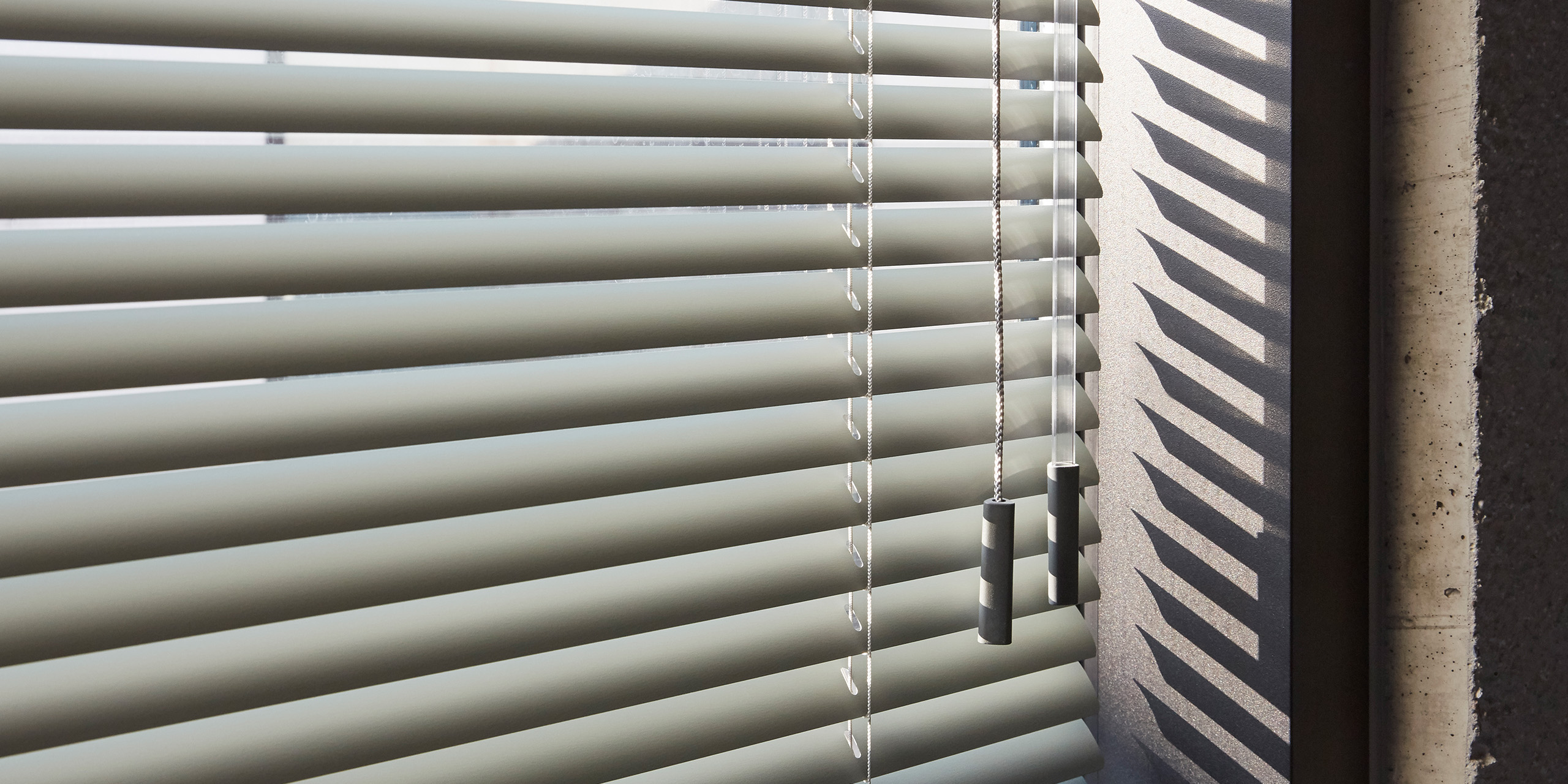Jaloezieen_aluminium_gebroken_wit_schaduw_2560x1280