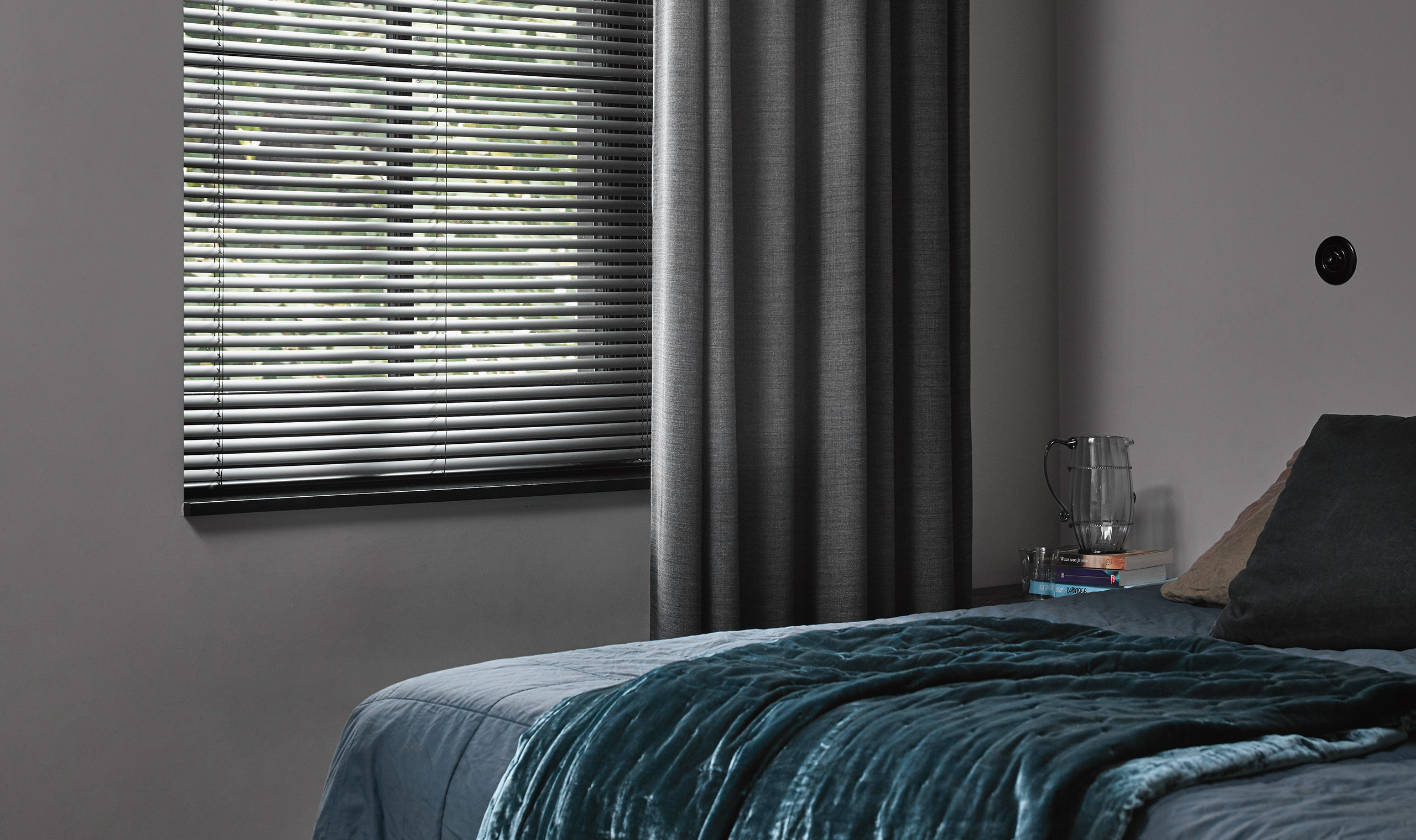 Jaloezieen_aluminium_zwart_blauw_bed_2560x1520