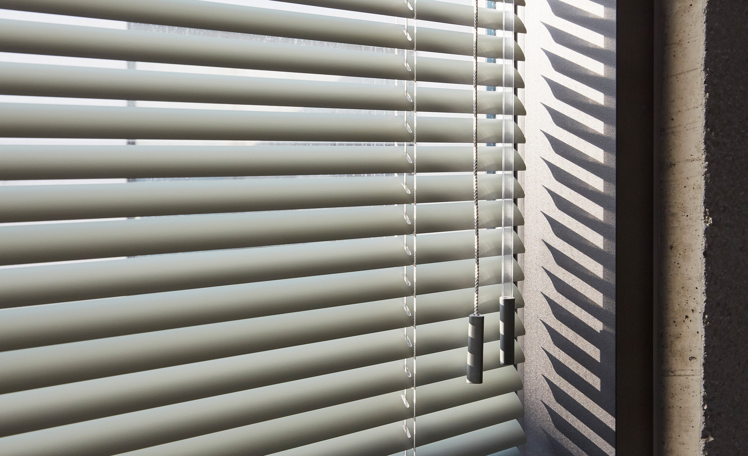 Jaloezieen_aluminium_gebroken_wit_schaduw_2560x1560