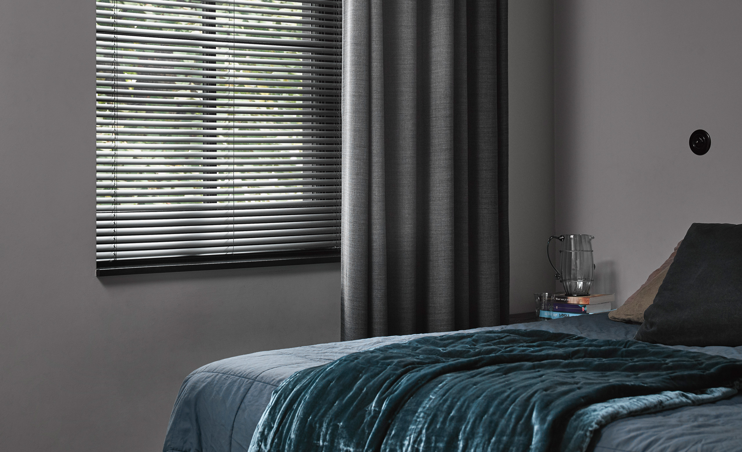 Jaloezieen_aluminium_zwart_blauw_bed_2560x1560