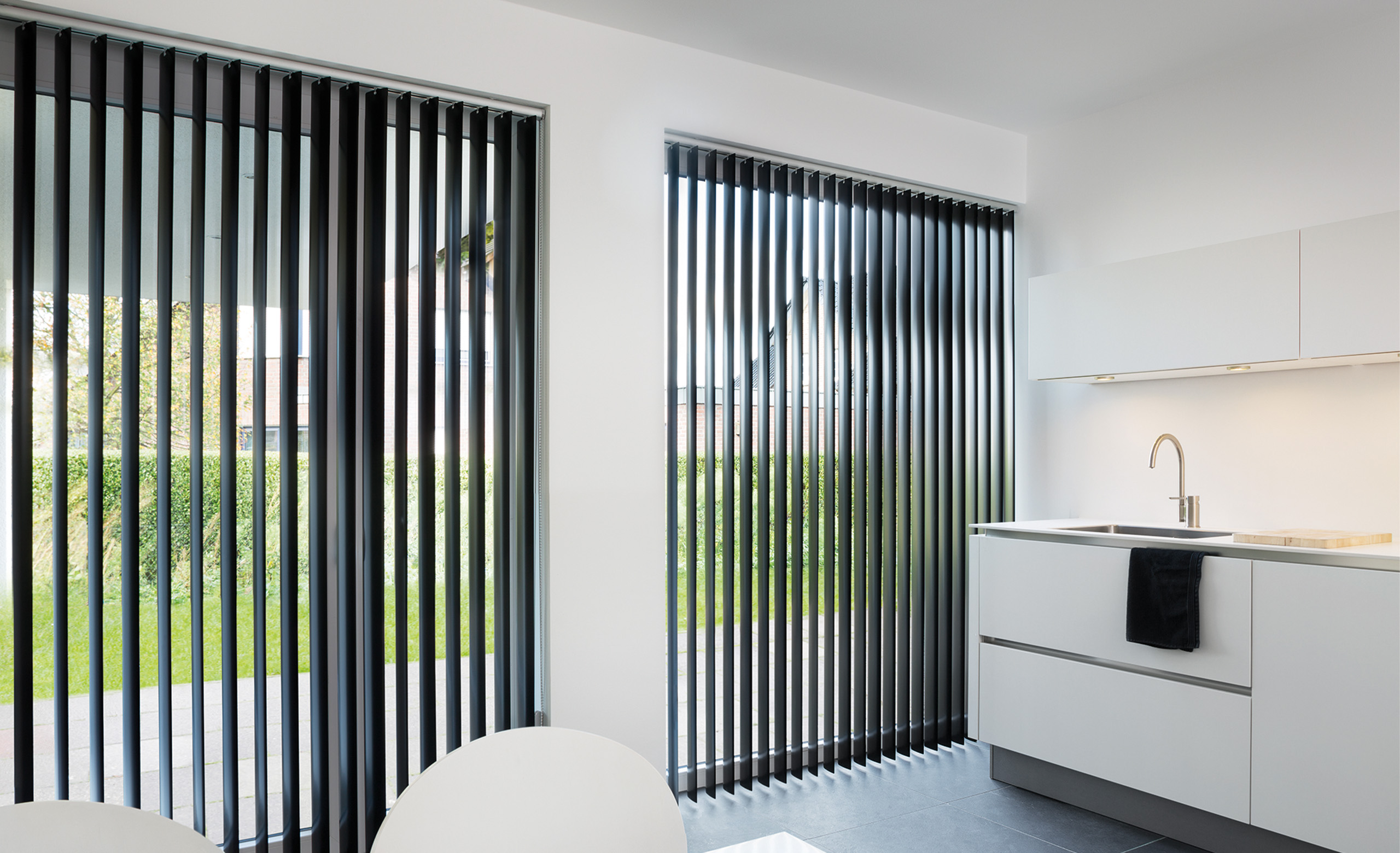 Lamellen_aluminium_zwart_in_keuken_2560x1560