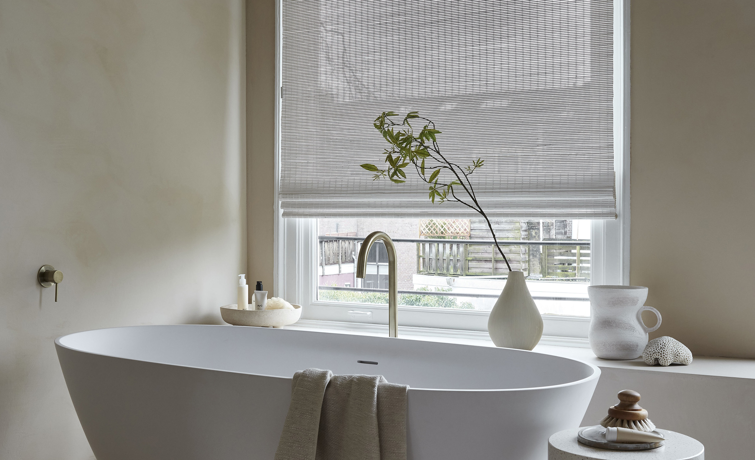 Vouwgordijn_Azibi_badkamer_schuin_2560x1560