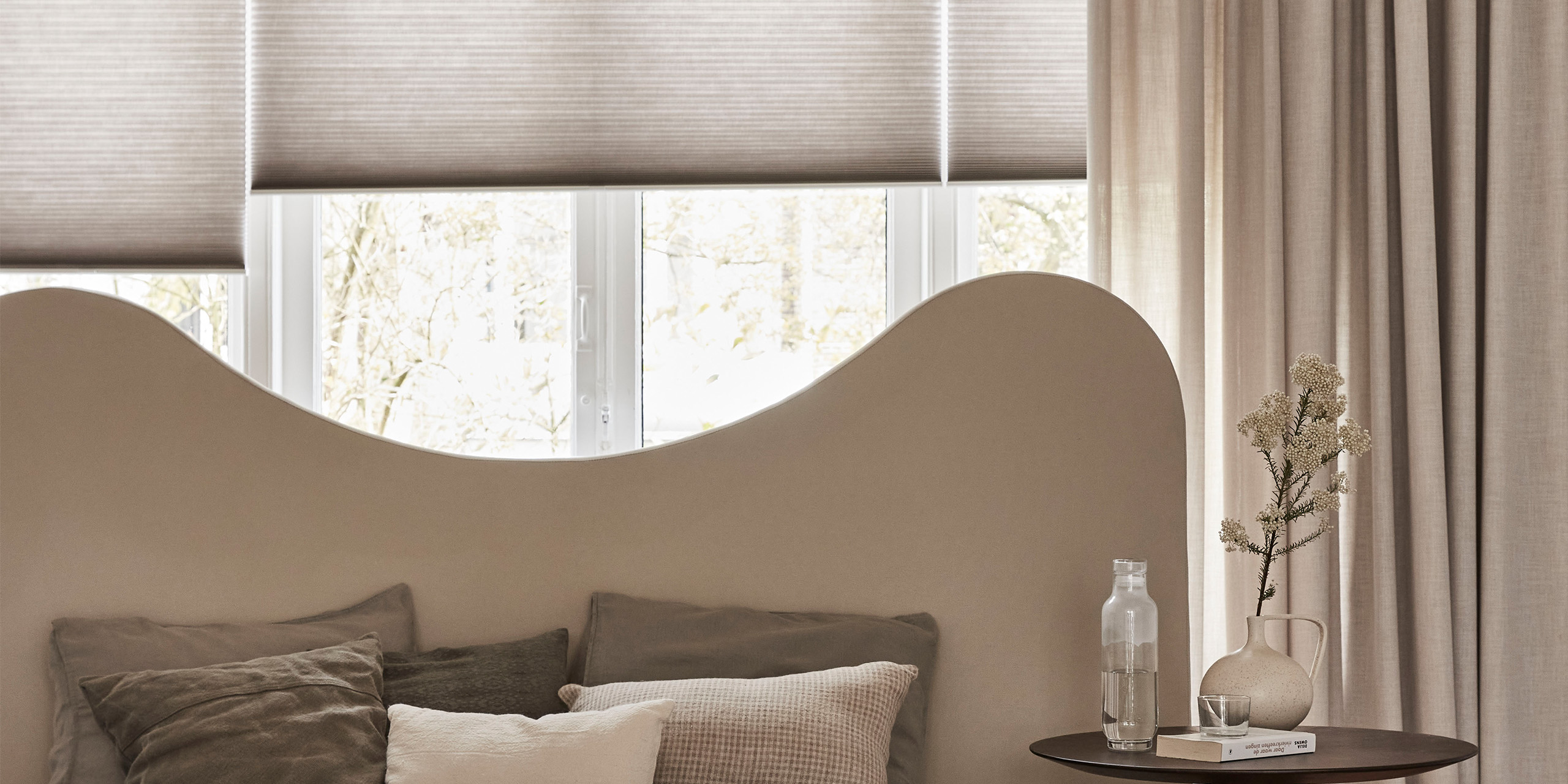 Plissegordijnen_IsoPlisse_lichtdoorlatend_slaapkamer_2560x1280