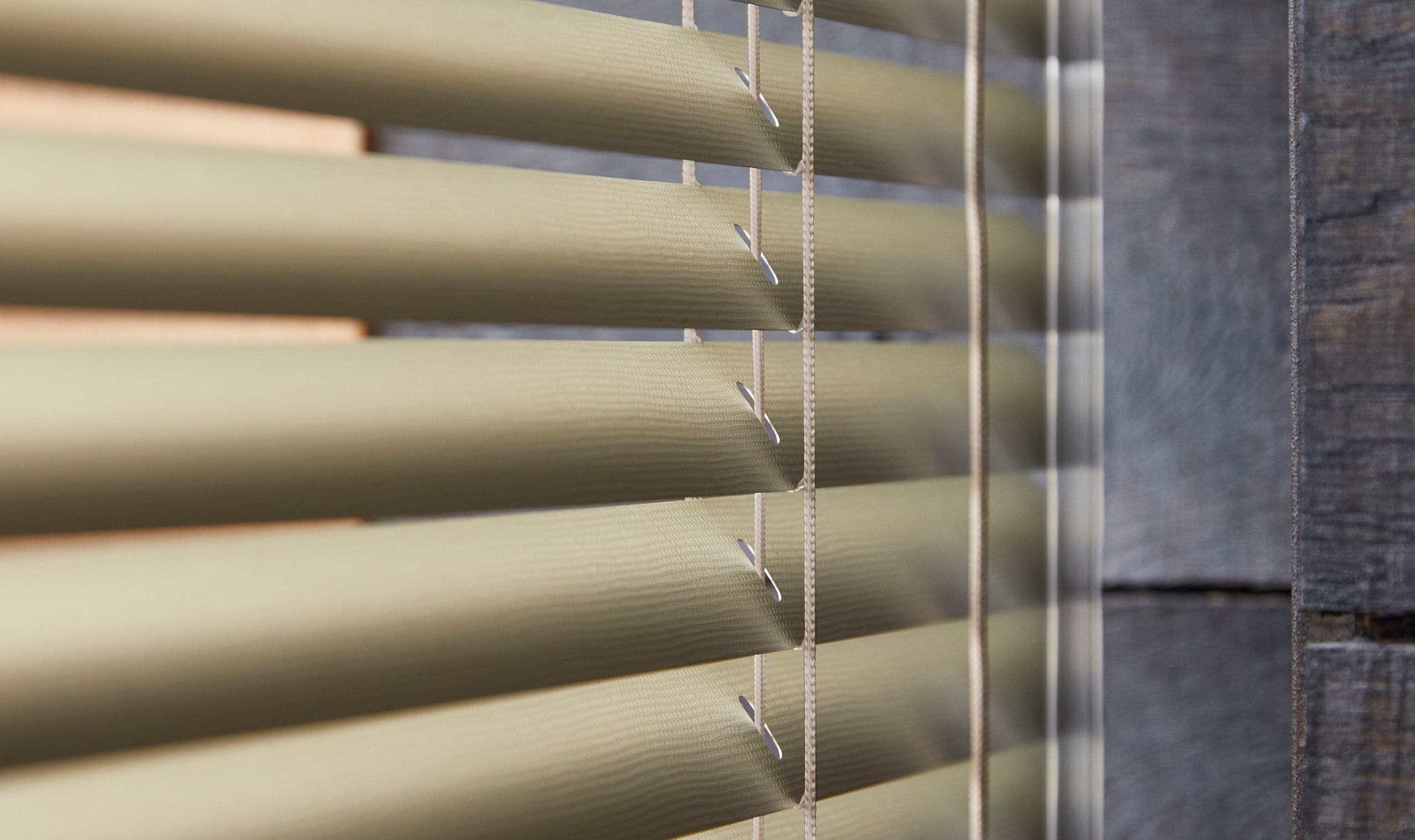 Jaloezieen_aluminium_beige-grijs_detail_2560x1520