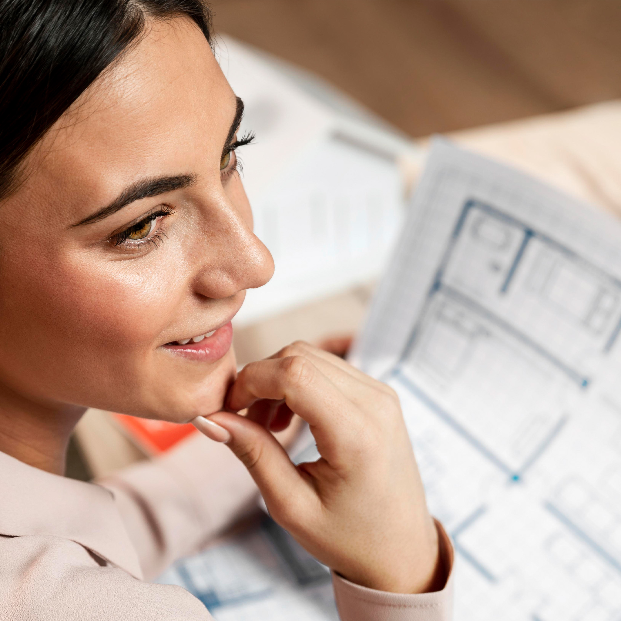 00_advies_vrouw_met_tekening_2048x2048