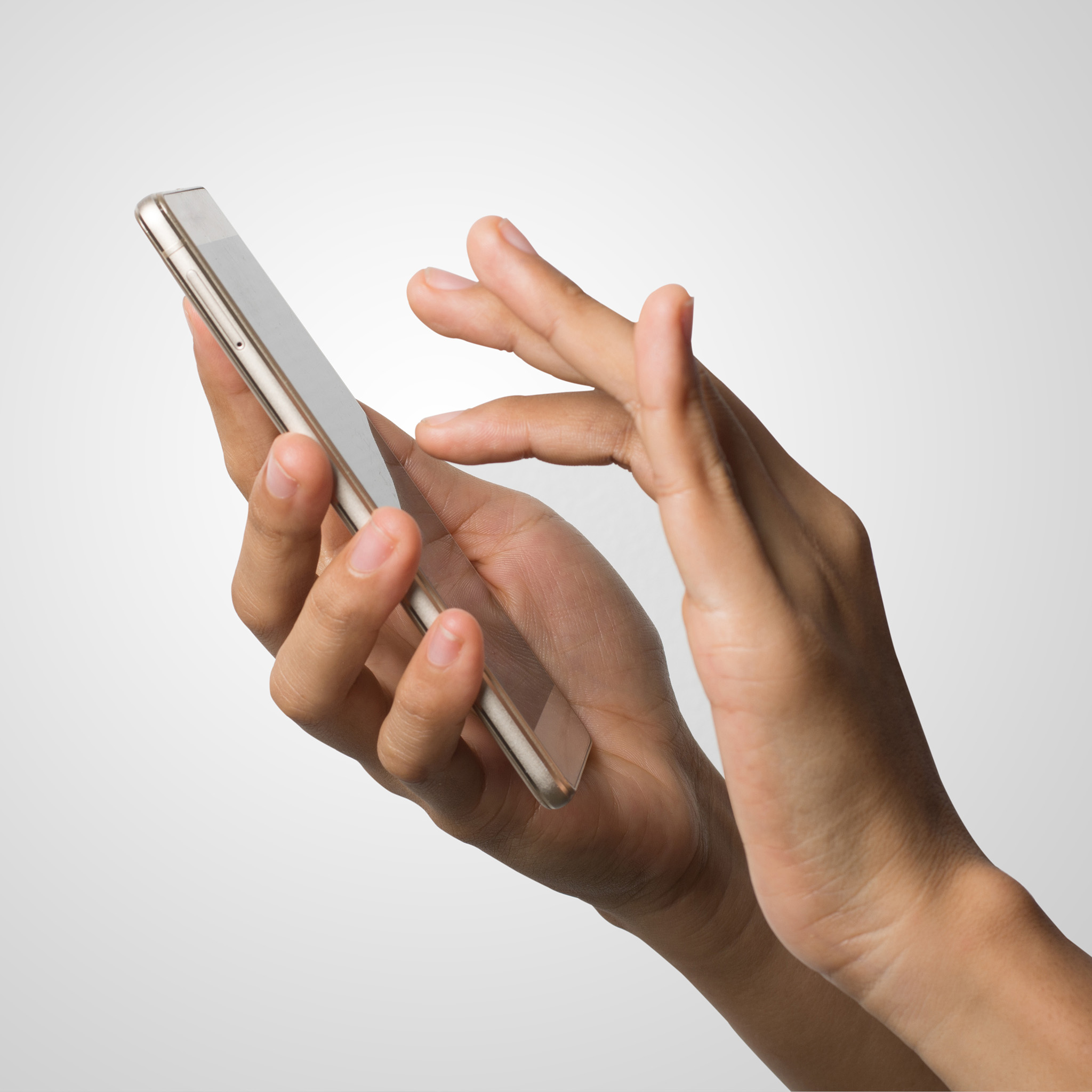 00_gebruiksgemak_handen_met_telefoon_2048x2048