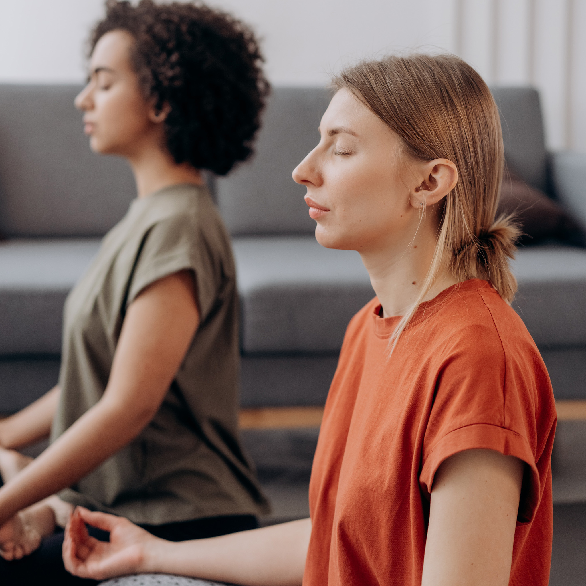 00_geluidsdempend_vrouwen_in_yoga_houding_2048x2048