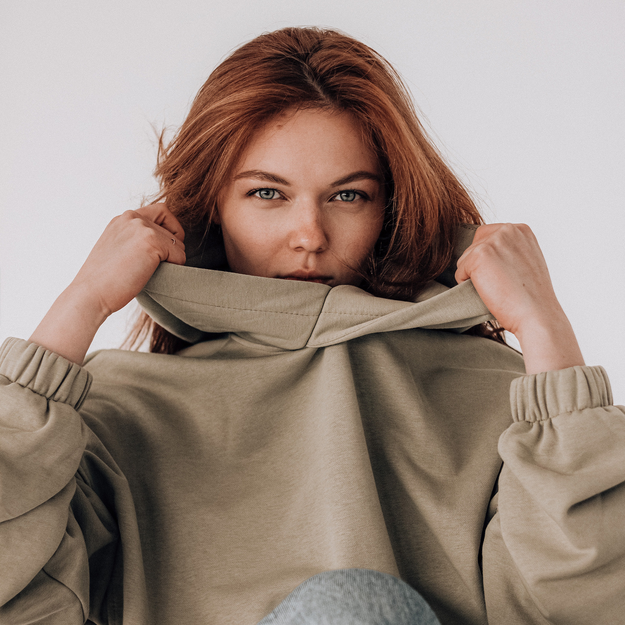 00_isoleren_roodharige_vrouw_met_beige_hoodie_2048x2048