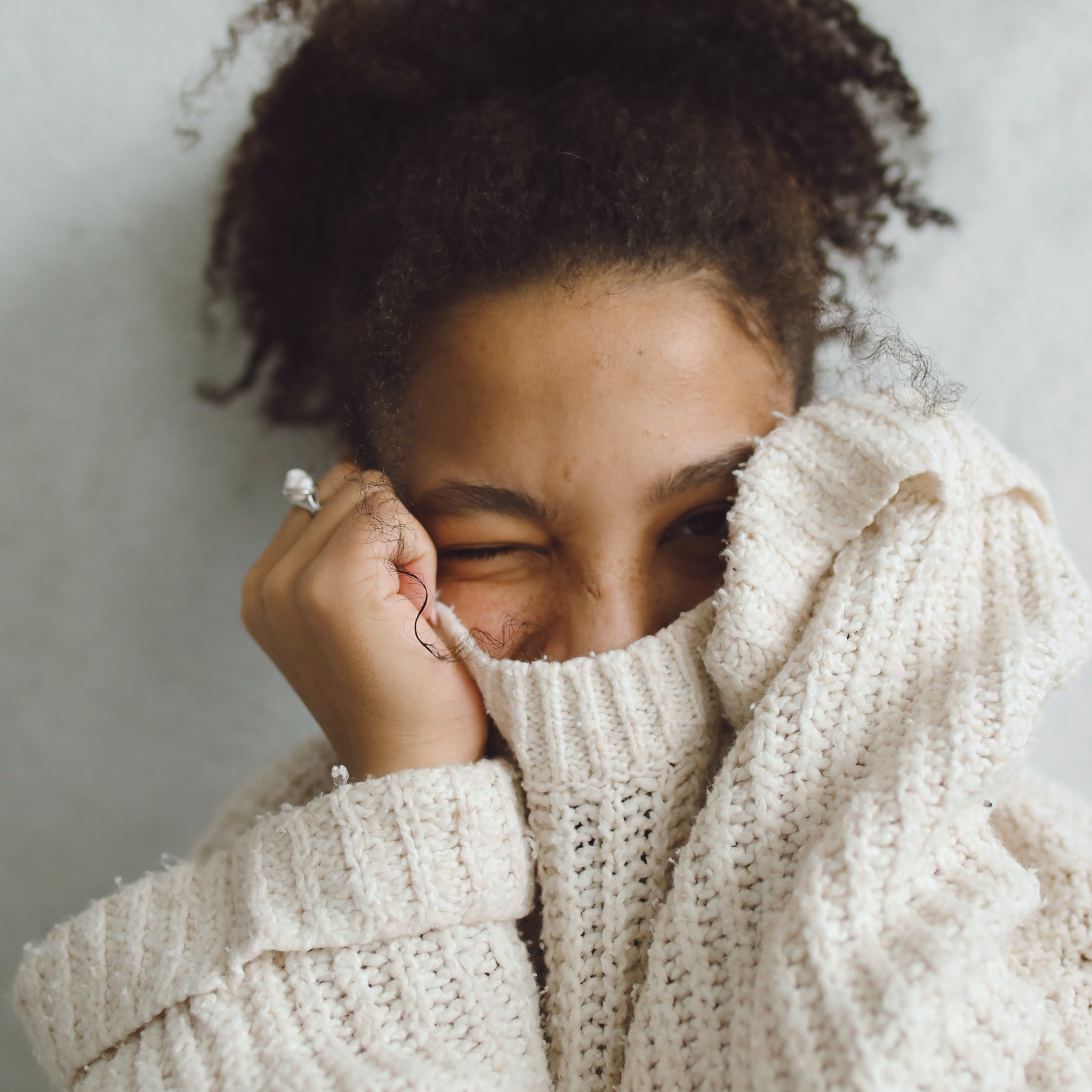 00_isoleren_vrouw_met_dikke_trui_afro_knipoog_2048x2048