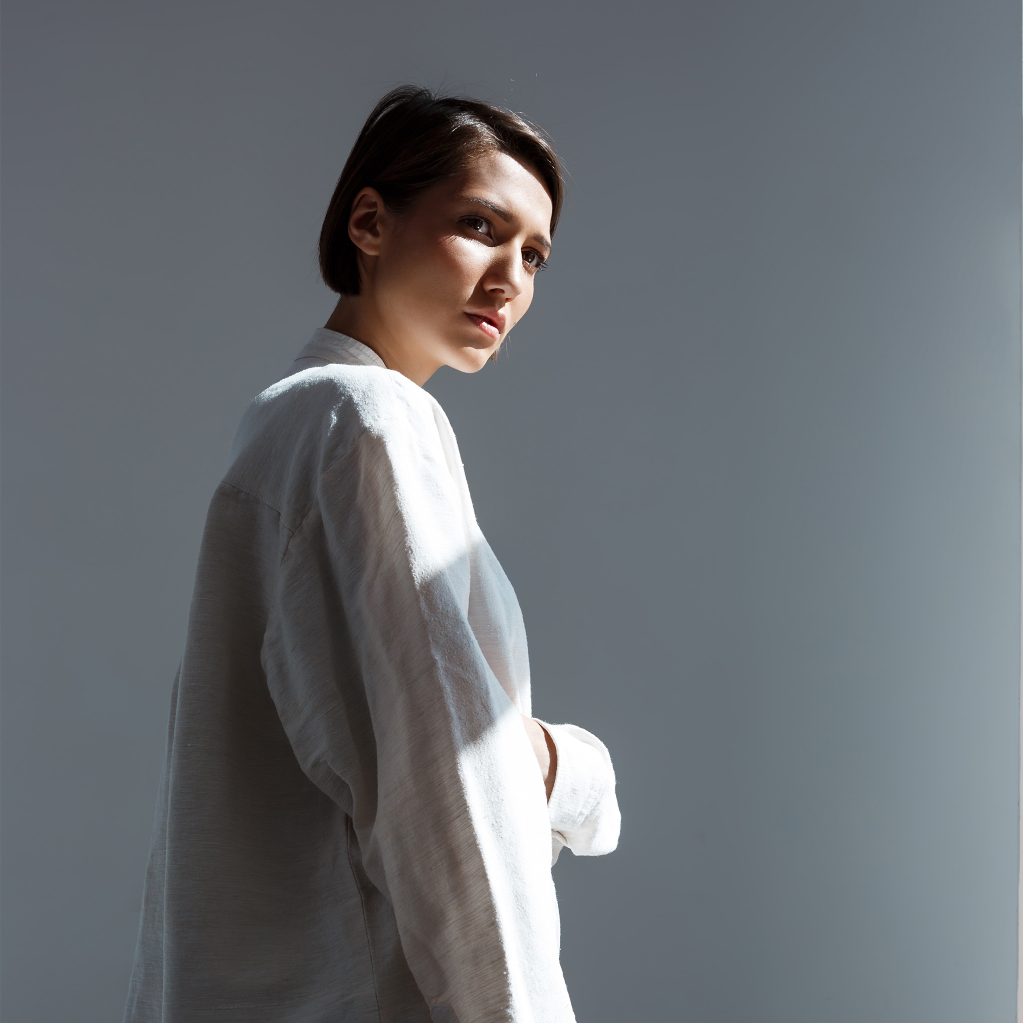 00_lichtfiltering_brunette_boblijn_met_licht_vallend_op_gezicht_2048x2048