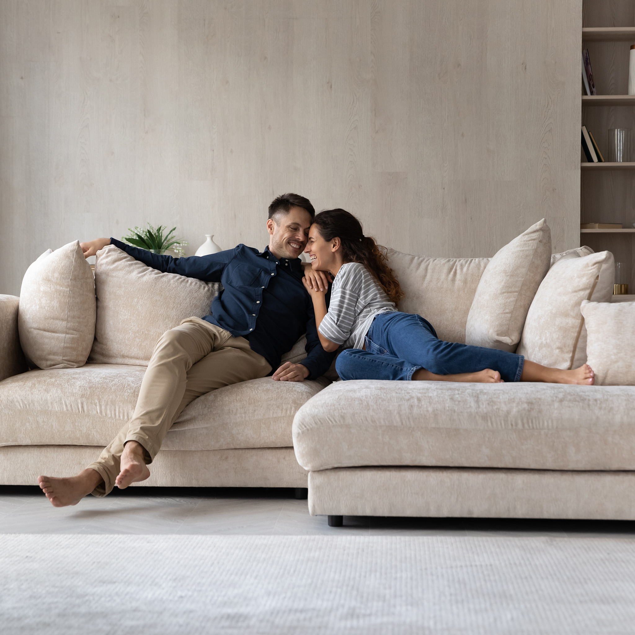 00_onbezorgdheid_stel_genietend_op_beige_bank_2048x2048