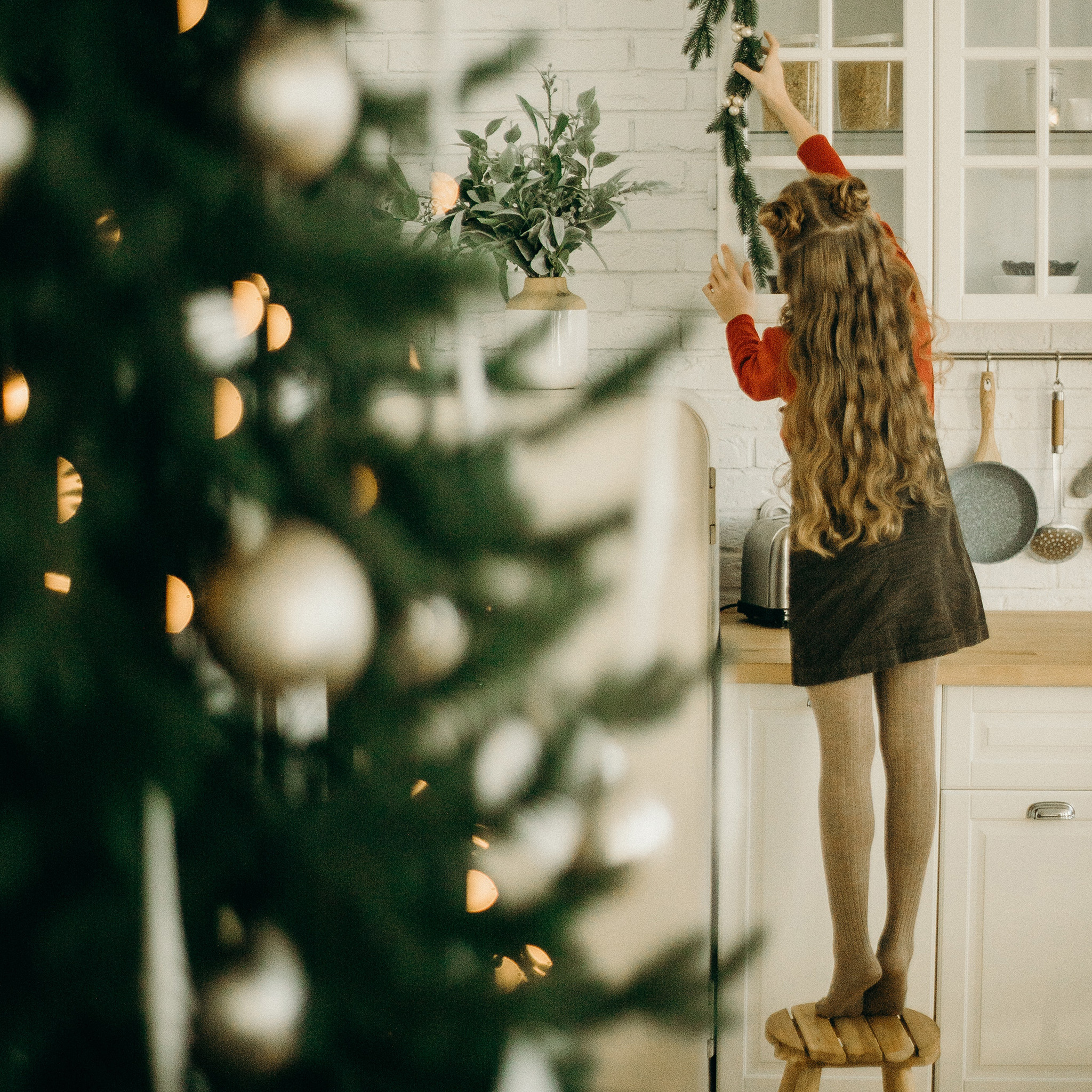 00_sfeerbepalend_meisje_versieren_voor_kerst_2048x2048