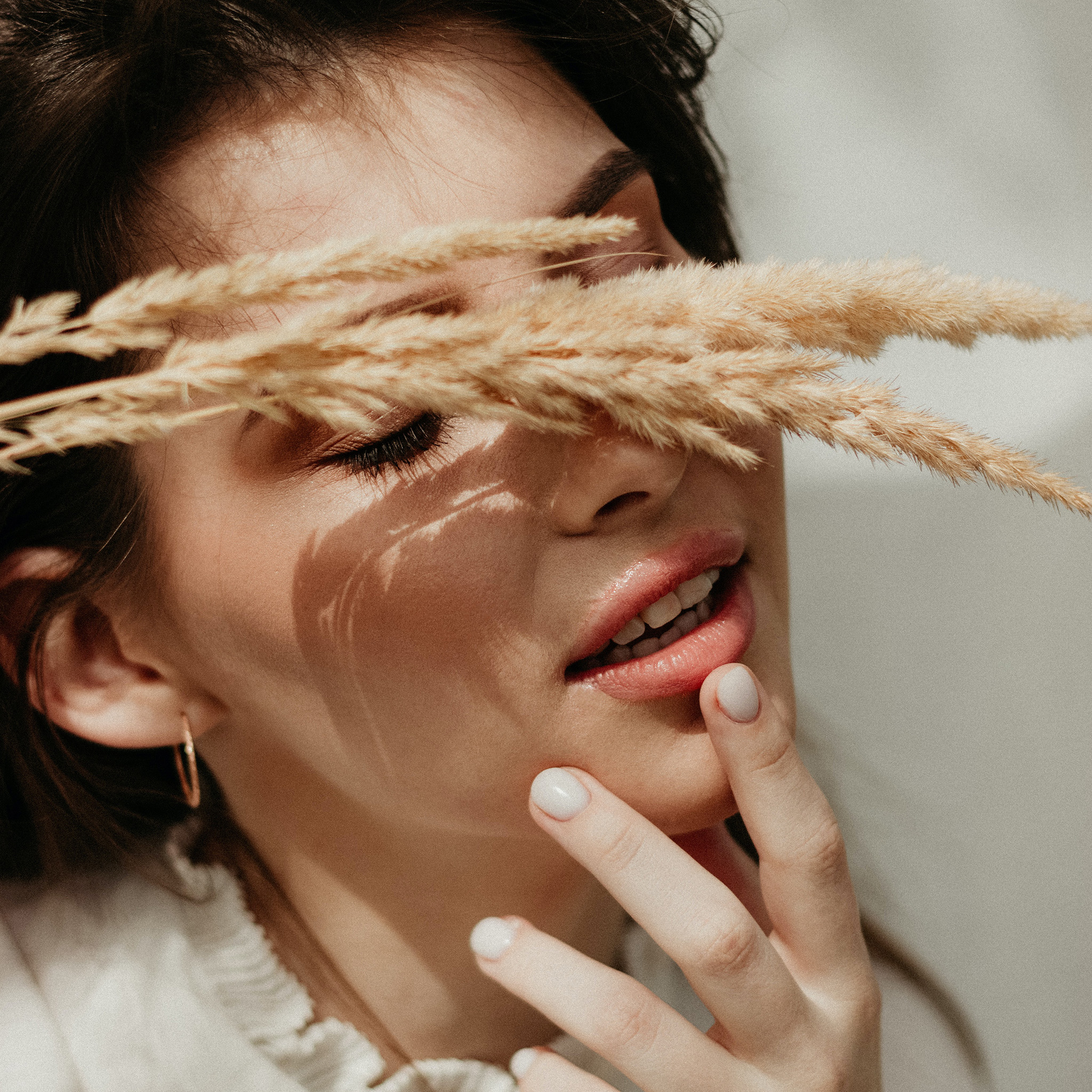 00_sfeerbepalend_vrouw_pluim_voor_gezicht_2048x2048