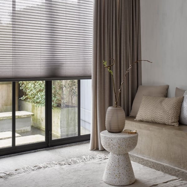 Plissegordijnen_Plisse_lichtdoorlatend_woonkamer_cosa_boven_600x600