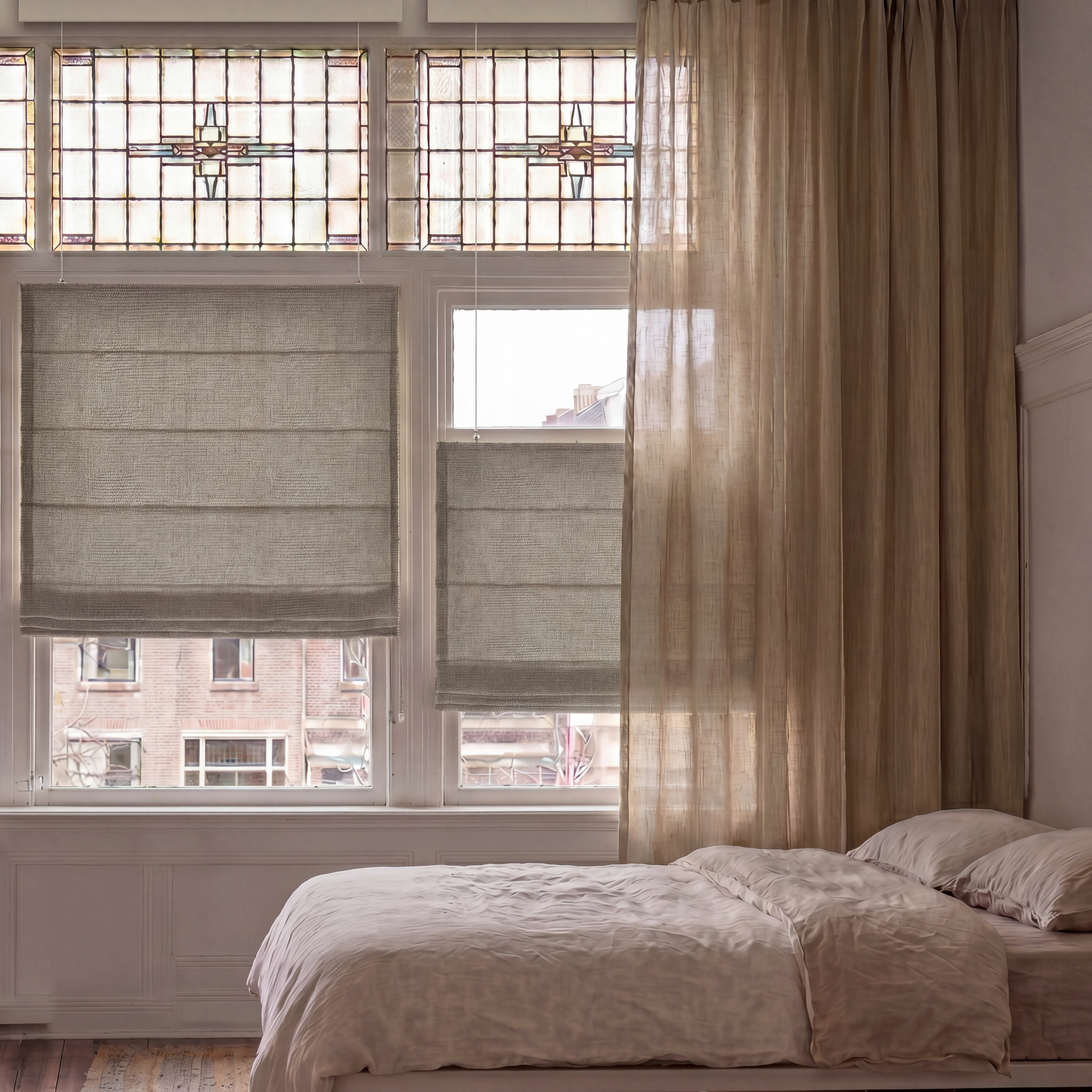 Vouwgordijn tonsurton top-down onder glas in lood slaapkamer met inbetween